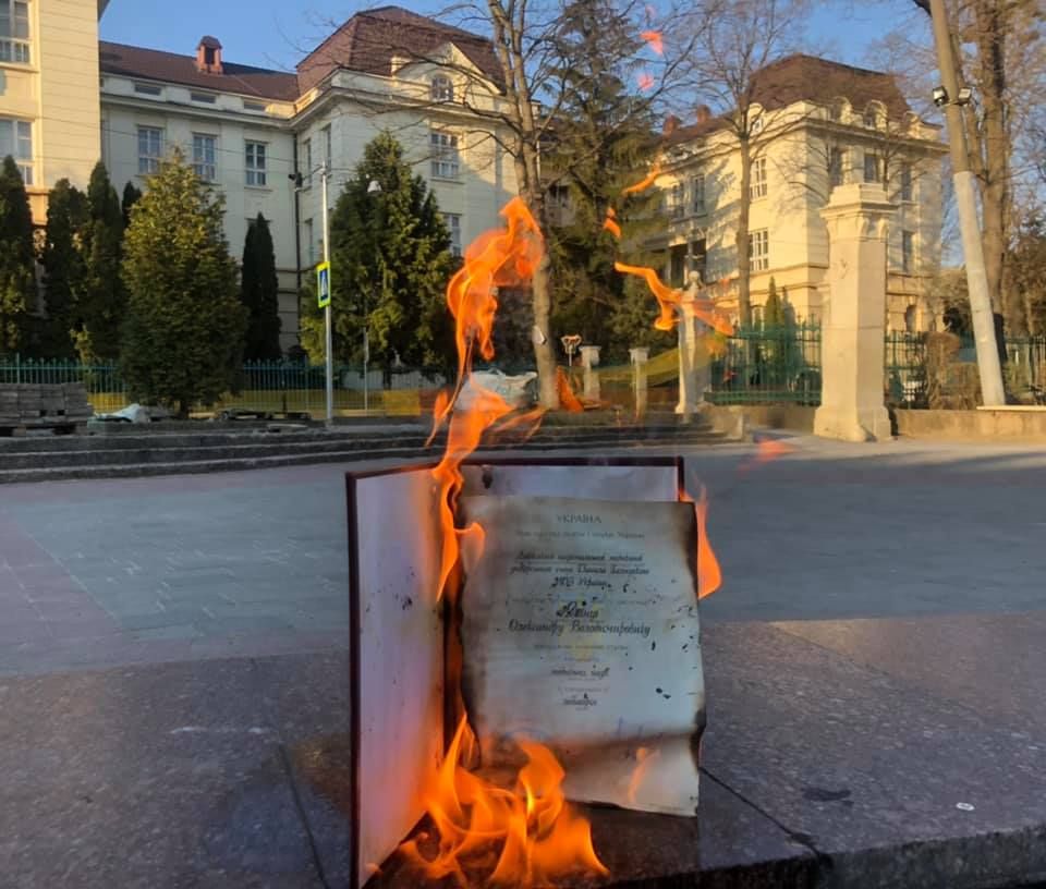 Кандидат наук спалив свій диплом на знак протесту проти захисту Киви